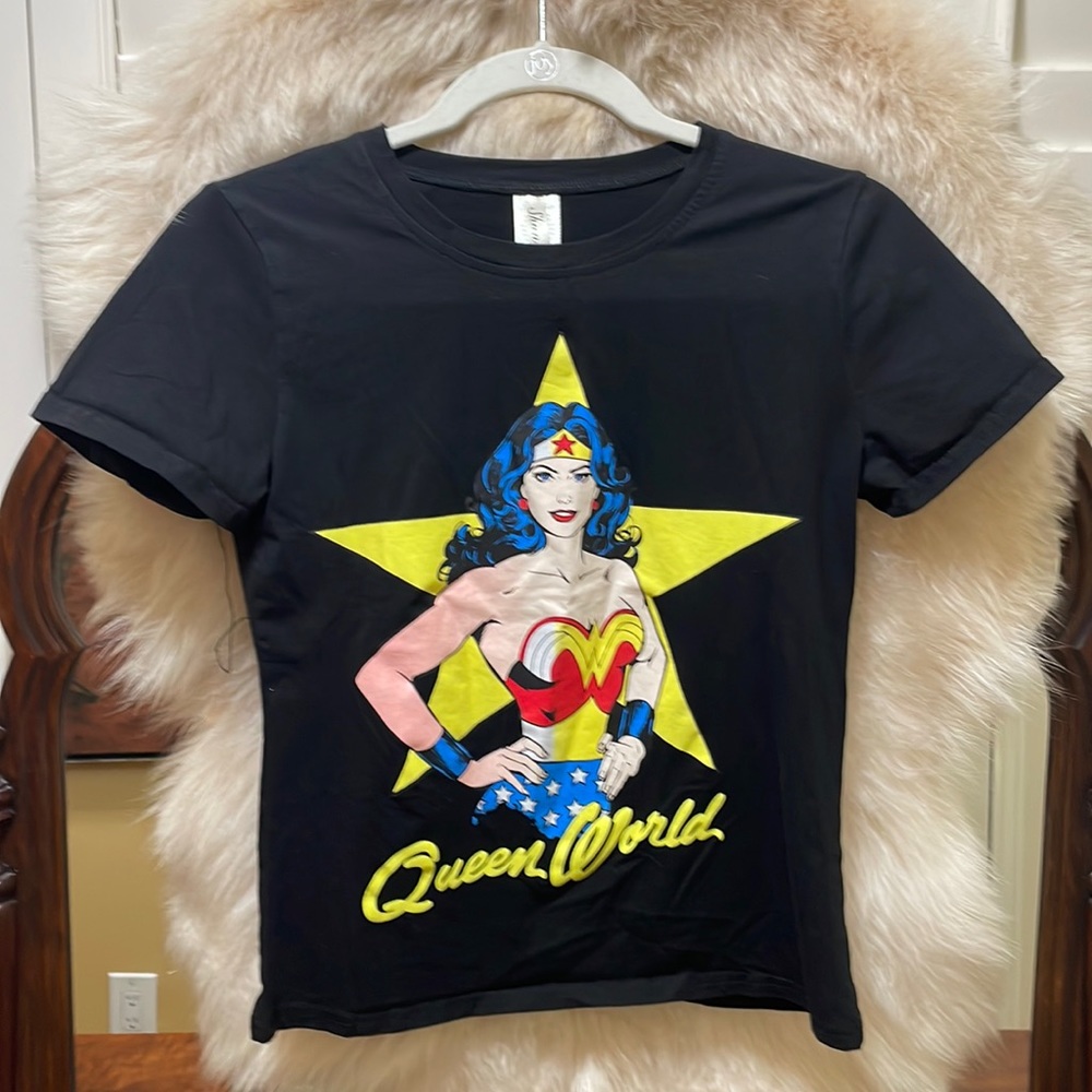 Shun Bo queen world tshirt